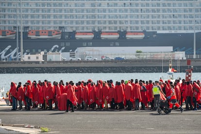 Decenas de migrantes rescatados en Arrecife, este sbado.