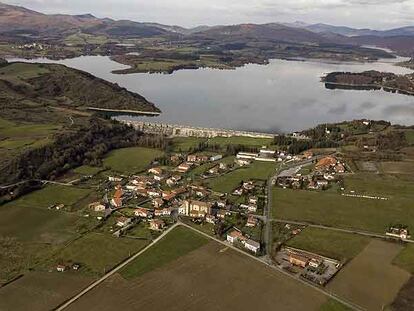 Vista aérea de uno de los pantanos del Zadorra.