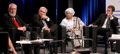 Zapatero junto a los directores gerentes de la OIT, Juan Somavia, del FMI, Dominique Strauss-Kahn, y la presidenta de Liberia, Ellen Johnson Sirleaf.