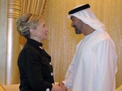 La secretaria de Estado de EE UU, Hillary Clinton, saluda jeque emiratí Abdalá bin Zayed al Nahyan.