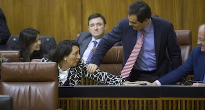 Los alcaldes de Huelva (derecha) y de Córdoba (centro) felicitan a Dolores López, en el Parlamento.