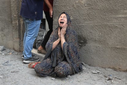 Una mujer lloraba tras un ataque israelí en el campo de refugiados de Rafah, en el sur de la franja de Gaza, este martes.  
