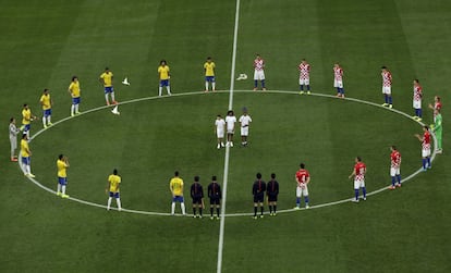 Os jogadores se reúnem no centro do campo antes do início da partida.