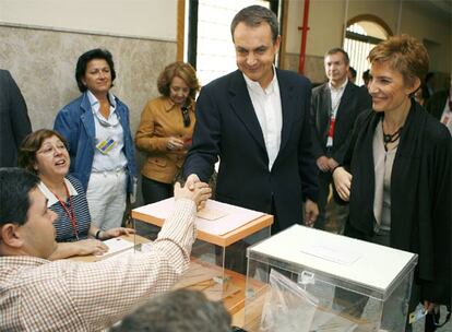 El presidente del Gobierno, José Luis Rodriguez Zapatero, acompañado de su mujer, Sonsoles Espinosa, ha sido el primer líder nacional en votar. Lo ha hecho en el colegio Nuestra Sra. del Buen Consejo de Madrid.