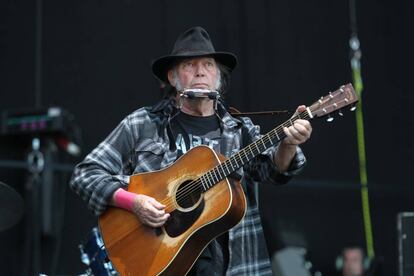 Neil Young, actuando en el Festival Mad Cool en 2016.