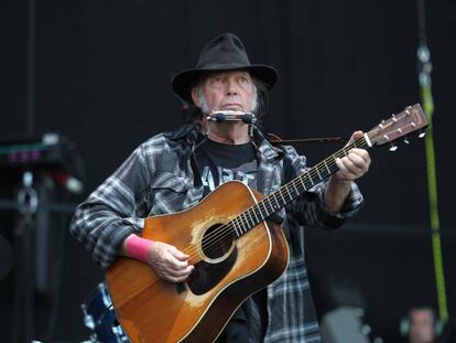 Neil Young, actuando en el Festival Mad Cool en 2016.