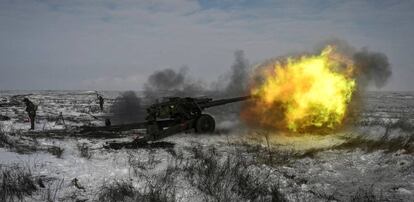 Un miembro del servicio del ejército ruso dispara un obús durante unos ejercicios en el campo de tiro de Kuzminsky, en la región meridional de Rostov (Rusia).