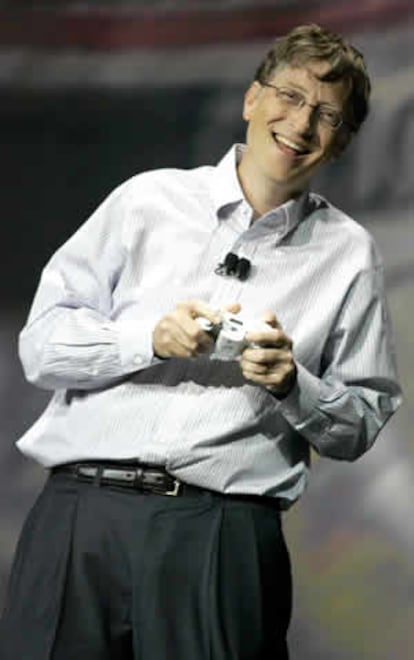 El presidente de Microsoft juega con la Xbox 360 en un momento de su presentación en la feria de electrónica de consumo de Las Vegas.
