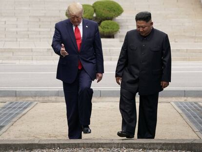 Donald Trump y Kim Jung-un saltaron juntos a suelo surcoreano, y recorrieron unos metros. 