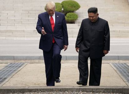 Donald Trump y Kim Jung-un saltaron juntos a suelo surcoreano, y recorrieron unos metros.