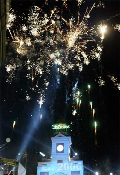 Tras tomarse las uvas al ritmo de las doce campanadas del reloj de la Puerta del Sol, Madrid daba la bienvenida con un espectculo de fuegos artificiales a 2006.