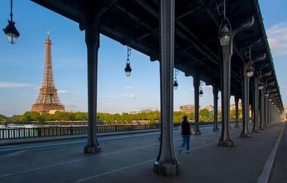 El puente de Bir-Hakeim, antes conocido como el puente de Passy, y la torre Eiffel.