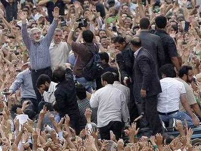 El l&iacute;der reformista Mir Hosein Musav&iacute; en 2009 durante una manifestaci&oacute;n en Teher&aacute;n.