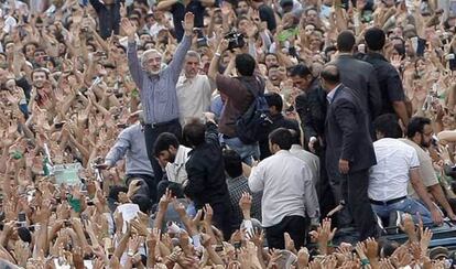 El l&iacute;der reformista Mir Hosein Musav&iacute; en 2009 durante una manifestaci&oacute;n en Teher&aacute;n.