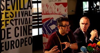 Juan Luis Cienfuegos (i), director del Festival de Cine Europeo de Sevilla, este lunes.