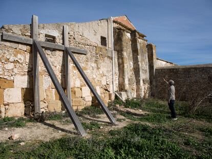 El historiador Virgilio Martínez Enamorado señala las distintas partes que se conservan de una mezquita árabe del siglo IX integradas en los restos del cortijo.