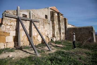 El historiador Virgilio Martínez Enamorado señala las distintas partes que se conservan de una mezquita árabe del siglo IX integradas en los restos del cortijo.