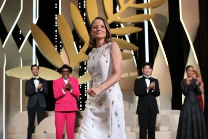 La actriz y directora Jodie Foster es recibida entre aplausos durante la ceremonia de apertura del Festival de Cannes. Foster ha recordado: “Hace más de 45 años que 'Taxi Driver' [en la que interpreta a Iris] ganó la Palma de Oro y estoy muy agradecida a este lugar, que lanzó mi carrera”.