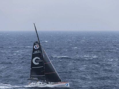 El 'One Planet One Ocean', del español Didac Costa, durante una navegación cerca de Les Sables d'Olonne en octubre de 2016.