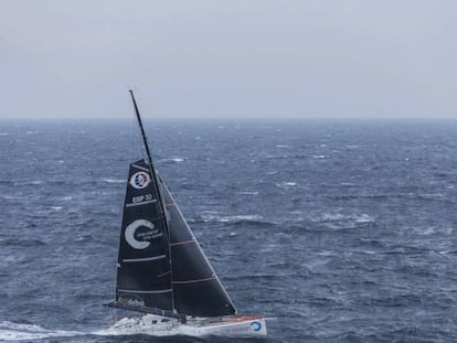 El 'One Planet One Ocean', del español Didac Costa, durante una navegación cerca de Les Sables d'Olonne en octubre de 2016.