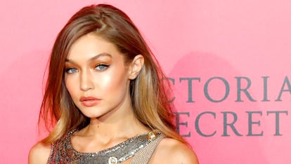 Gigi Hadid

En el backstage del desfile de invierno 2015 de Tom Ford en Los Ángeles la modelo admitió a Byrdie: "Normalmente no lavo mi pelo durante un par de días. Se supone que no es bueno lavarlo a diario. Siento que se seca así que le doy un descanso cada vez que puedo".