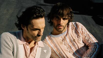 Iván Sánchez y José Pastor posan para ICON vestidos de Guess.