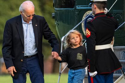 El presidente de Estados Unidos, Joe Biden, con su nieto Beau Biden al bajarse del Marine One este domingo en Fort McNair, en Washington.