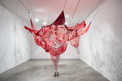 'Out of My Body', 2024, obra de Chiharu Shiota expuesta en la Fundació Tàpies