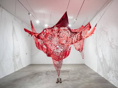 'Out of My Body', 2024, obra de Chiharu Shiota expuesta en la Fundació Tàpies.