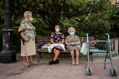 Margarita, Pilar I y Elvira, amigas de la plaza. Falta Pilar II. Evitan los grupos numerosos a su alrededor.