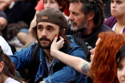 Un joven escucha lo que se dijo ayer en la asamblea del 15-M en Valencia.