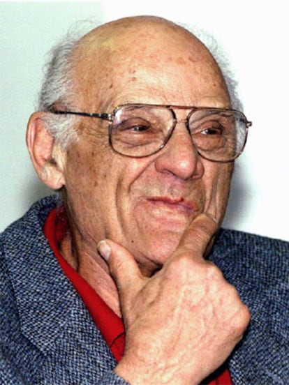 Arthur Miller, en una conferencia de prensa en Norwich Playhouse en octubre de 1995.