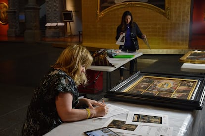 Elma O'Donohue del Museo de Arte del Condado de Los Ángeles evalúa el estado de piezas artísticas de la colección de Banamex