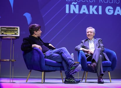 Los periodistas Iñaki Gabilondo (d) y Juan Ortega (i), durante la gala del centenario de la cadena SER. A 12 de diciembre de 2024, en Sevilla. Imagen de Europa Press.