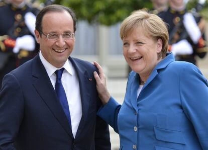 Francois Hollande recibe a la canciller alemana Angela Merkel a su llegada al palacio del Eliseo en Par&iacute;s.