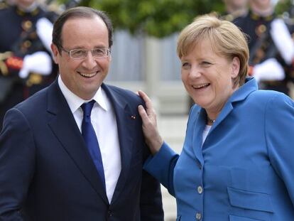 Francois Hollande recibe a la canciller alemana Angela Merkel a su llegada al palacio del Eliseo en París.