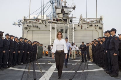 La ministra de Defensa, Carme Chacón, durante su visita a la fragata <i>Santa María,</i> en Yibuti.
