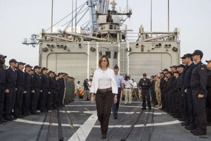 La ministra de Defensa, Carme Chacón, durante su visita a la fragata <i>Santa María,</i> en Yibuti.