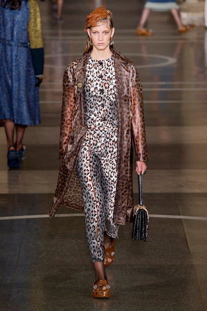 Para las amantes del animal print, este chubasquero con estampado de leopardo de Christopher Kane.