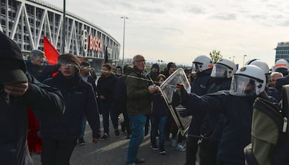 Uma policial utiliza gás de pimenta para tentar conter os manifestantes concentrados, no sábado, para protestar contra uma reunião do partido Alternativa para a Alemanha (AfD), em Stuttgart.