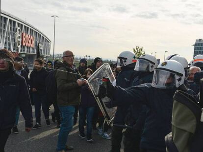 Uma policial utiliza gás de pimenta para tentar conter os manifestantes concentrados, no sábado, para protestar contra uma reunião do partido Alternativa para a Alemanha (AfD), em Stuttgart.