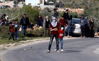 Un niño se protege con una mascarilla durante los enfrentamientos entre jóvenes palestinos y tropas israelíes, en Nablus.
