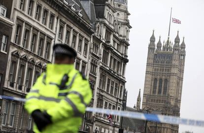 Cientos de agentes han estado trabajando de madrugada registrando seis direcciones situadas en Londres, Birmingham y otros lugares no especificados. En la imagen, la bandera británica permanece a media asta en la fachada del Parlamento en Londres, el 23 de marzo de 2017.