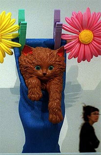 La obra <i>Gato tendido,</i> de Jeff Koons, en el Guggenheim.