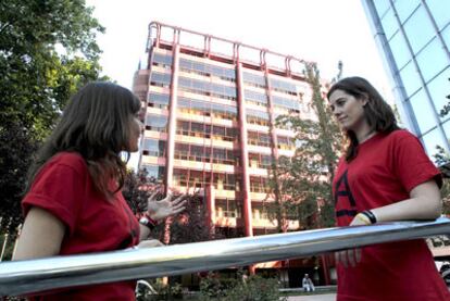 Cristina García y Elena Pelayo, dos de las guías que enseñarán el edificio Bankunión el viernes 8, en la VII Semana de la Arquitectura.