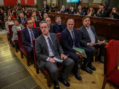 Los 12 dirigentes independentistas acusados por el proceso soberanista catalán, en el banquillo del Tribunal Supremo al inicio del juicio del 'procés', en 2019.