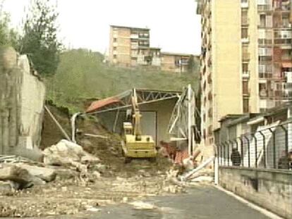 Se derrumba un frontón cercano a unas viviendas de Azkoitia