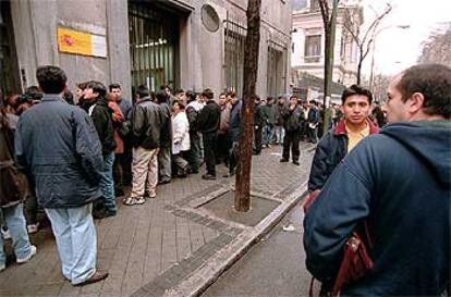 Colas de inmigrantes que intentan regularizar su situación, ante la Delegación del Gobierno de Madrid.