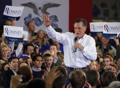 El aspirante a candidato presidencial Mitt Romney se dirige a sus seguidores en Clive, Iowa, el lunes.