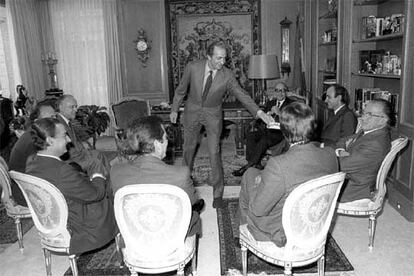 El rey Juan Carlos, con los líderes políticos en octubre de 1982. Carrillo está sentado el primero por la derecha.